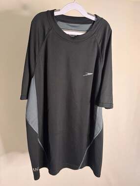 Speedo Men's Short Sleeve UV Protection Rash Guard Swim Shirt Black/Grey
